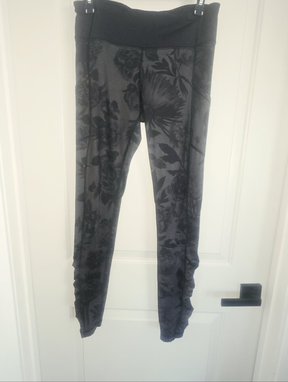 Lululemon Speed Tight Leggings with side pockets and ankle ruching Size 8